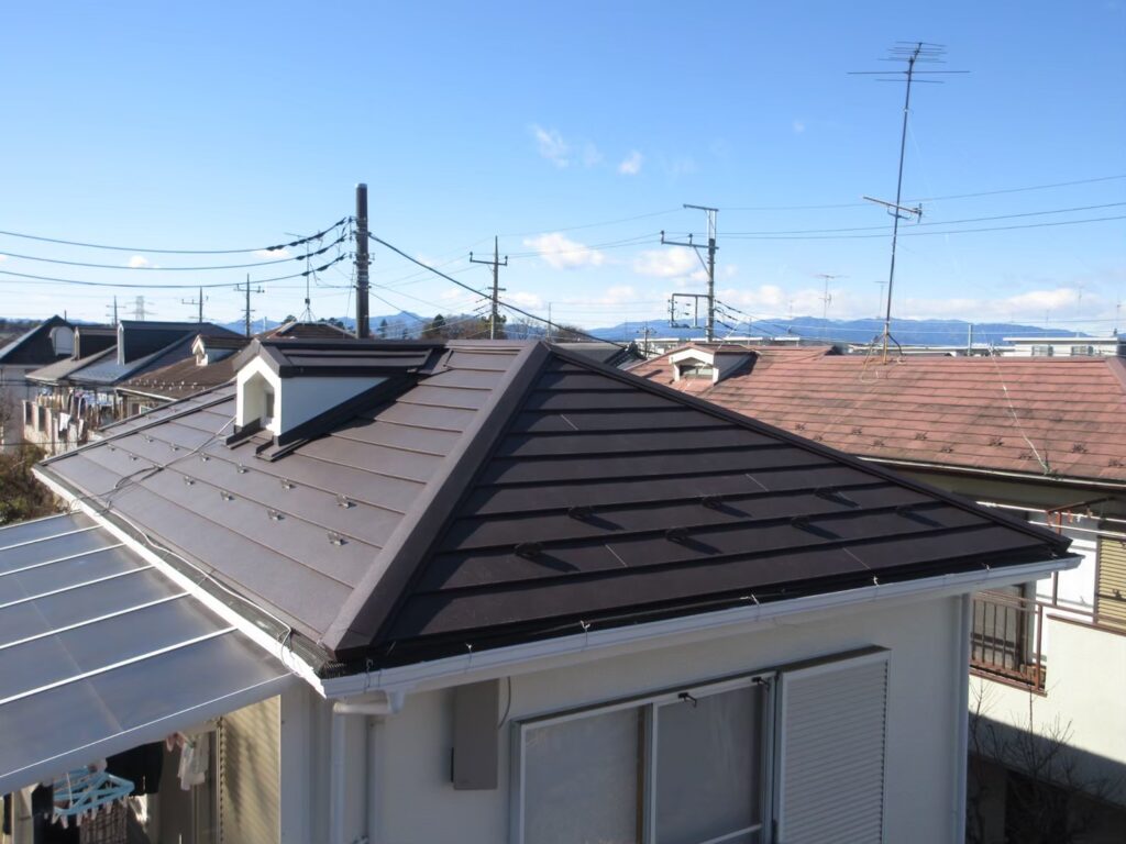 屋根カバー工事　ニチハ 横暖ルーフαS ちぢみ　外壁塗装工事　日本ペイント