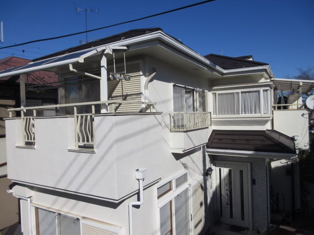 屋根カバー工事　ニチハ 横暖ルーフαS ちぢみ　外壁塗装工事　日本ペイント